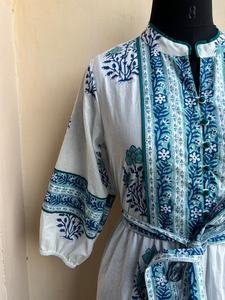 Vestido midi estampado a mano en blanco y azul, de algodón con estampado floral Mughal, estilo casual de verano, vestido largo maxi para mujer. - Product Image 2