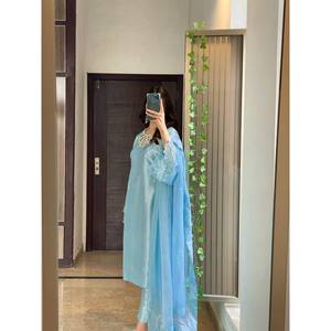 Ensemble de vêtements de fête de créateur, magnifique dupatta, haut et bas pour un look élégant, vêtements régionaux - Product Image 5