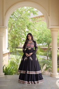 Lehenga en coton Kora de qualité supérieure brodé Gamthi avec un shrug orné de miroirs et de travail Gota Patti - Product Image 3