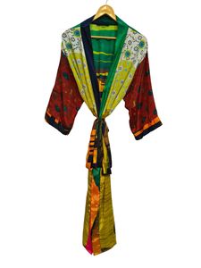 Kimono de Lujo con Parches de Seda, Túnica Larga para Dormir o como Cubre Bikini, Kimono Hecho a Mano con Sari de Seda Reciclada Vintage de la India - Product Image 2