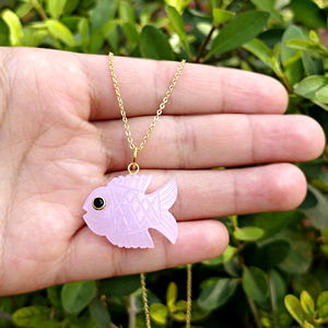 Collar con colgante de pez de calcedonia rosa natural tallado a mano, con ojo de ónix negro y circonita cúbica, chapado en oro sobre latón, amuleto náutico, joyería costera - Product Image 4