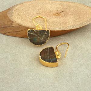 Pendientes colgantes de labradorita natural con efecto fuego, estilo hip hop, con gancho semicircular en oro de 18k. - Product Image 4