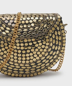 Elegante mini bolso clutch con adornos Kundan, ideal para bodas, fiestas y eventos elegantes. - Product Image 2