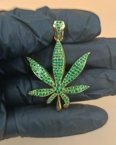 Colgante de Hoja de Marihuana, Colgante de Hoja de Cannabis, Plata 925 Antigua con Tono Dorado y Color Verde, para Hombres y Mujeres - Product Image 1