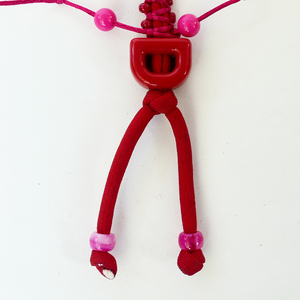 Colgante de muñeco lindo hecho a mano de paracord para llavero, cadena de bolso, accesorio estético para tirador de cremallera de mochila, en rojo y rosa, artículos de regalo - Product Image 3