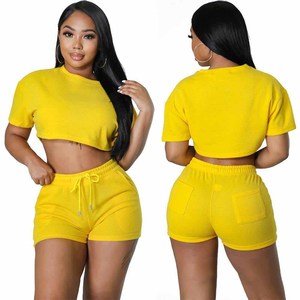 Ensemble de survêtement 2 pièces pour femme avec logo personnalisé, haut court à manches courtes et short, idéal pour le sport et les loisirs - Product Image 1