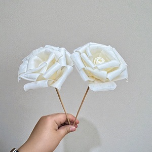 Flores de Madera Sola VADEE, Hechas a Mano, Sostenibles, de Terciopelo, Color Marfil, 8.5 CM, Varilla de Fibra de Planta Sesbania, Tailandia - Product Image 5