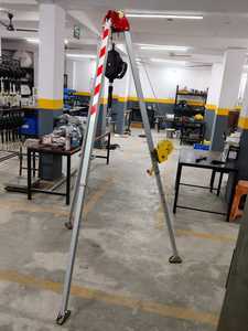 Trípode de Aluminio de Alta Resistencia con Manivela Manual para Uso Industrial en Seguridad, Rescate, Emergencias y Protección en Altura - Product Image 1