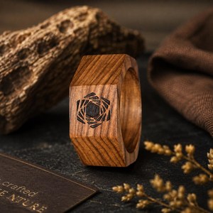 Bracelet manchette large en bois naturel géométrique à grain facetté - Product Image 2
