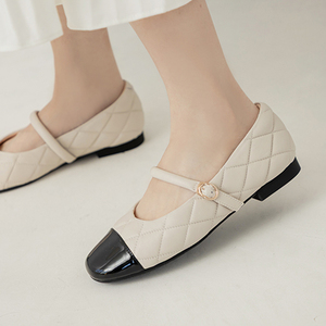 Chaussures plates Mary Jane en cuir d'agneau matelassé pour femmes Ann'S, bout pointu verni, couleur blanche - Product Image 6