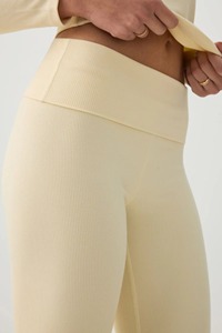 Pantalones de yoga acampanados OEM personalizados para mujer 2026, leggings de yoga con control de abdomen, pantalones de entrenamiento de pierna ancha, venta al por mayor de fábrica - Product Image 5