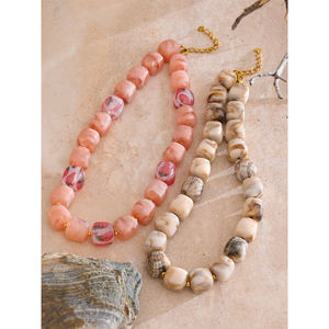 Collier artisanal en résine, Aura Radiante, Collier de perles en résine de luxe, Éclat Prisme, Collier de créateur en résine - Product Image 5