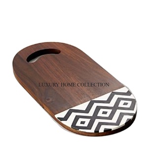 Planche à découper réversible en bois avec deux surfaces de coupe, ce qui la rend adaptée à tous les types de tâches de préparation des aliments - Product Image 1