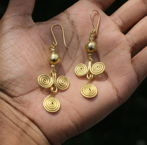 Pendientes delicados con forma de flor, chapados en oro, de alambre de latón, hechos a mano, estilo antiguo, joyería de moda a un precio asequible. - Product Image 4