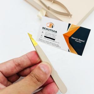 Ensemble de pinces à sourcils et de ciseaux à usage professionnel Outils cosmétiques à sourcils à pointe inclinée incurvée Beige et or avec ciseaux extra pointus - Product Image 3