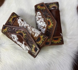กระเป๋าสตางค์หนังแท้สไตล์วินเทจ Bronco Rider ทำมือแบบ Ranch Style แบบพับสองตอน จาก Divine International - Product Image 6