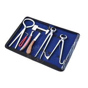 Kit d'outils de fermeur avec coupe-ongles à sabots, testeur de sabots, coupe-foins, couteau courbé, boucle pour abcessoire, râpe et outil de récupération, dans un étui - Product Image 1