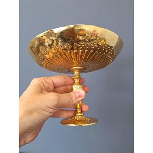 El tazón de latón para servir es un pieza de arte culinario atemporal que el brillo del latón capta instantáneamente la atención y el asombro. - Product Image 2