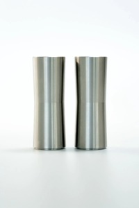 Ensemble simple de salières et poivrières en métal pour la cuisine et la table à manger, distributeur d'épices minimaliste, durable pour un usage quotidien, fabriqué en Inde - Product Image 4