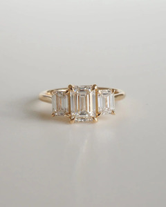 Anillo de Oro Amarillo con Tres Diamantes Cultivados en Laboratorio con Corte Esmeralda - Product Image 1