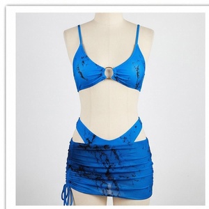 Ensemble de yoga 2 pièces imprimé papillon bleu avec finition dorée, body à col en V profond et jupe portefeuille longueur genou - Product Image 1