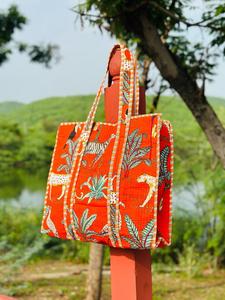 Bolso de mano acolchado de algodón hecho a mano con estampado animal, de gran capacidad, para compras, viajes, reutilizable y ecológico. - Product Image 1