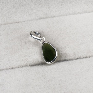 จี้เงินแท้ 925 ประดับทัวร์มาลีนสีเขียวทรงอิสระจากธรรมชาติ ขายส่งโดย Memoria Jewels - Product Image 2