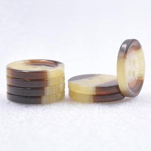 Botones de cuerno de buey y vaca, los más vendidos, utilizados para chaquetas y pantalones de traje donde se desea un aspecto natural, mate o pulido. - Product Image 6
