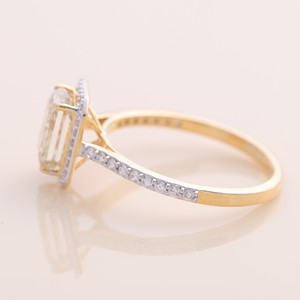 Bague de fiançailles en or 18 carats avec halo de diamants jaunes taille radiant certifiés IGI, plaquée rhodium tendance - Product Image 3