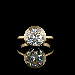 Bague de fiançailles solitaire classique en or jaune 14 carats avec diamant de laboratoire rond brillant de 3 carats certifié IGI, sertie sur toute la monture - Product Image 1