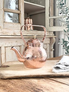 Bouilloire à thé en cuivre traditionnelle de luxe avec une belle becquetée courbée, une poignée décorative, un couvercle sécurisé, un corps de pot arrondi, d'inspiration antique - Product Image 3