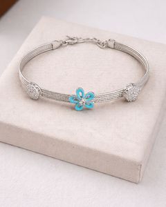 Bracelet en argent sterling 925 avec motif floral à 5 pétales et breloque en émail bleu vibrant avec éléments en forme de dôme - Product Image 2