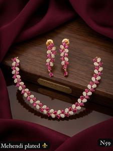Conjunto de Collar y Aretes de Oro con Incrustaciones de Kundan y Perlas, Joyería de Boda para Mujer, Estilo Clásico, Diseño Geométrico - Product Image 1