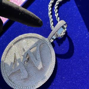 ผู้ผลิตเครื่องประดับฮิปฮอปแบบกำหนดเอง เงินแท้ 925 ประดับเพชรโมอิสซาไนต์ VVS รูปเหรียญกลมแบบฝังเพชรเต็มเส้น สร้อยคอจี้ - Product Image 3