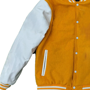 Chaqueta Universitaria Dorada Omega - Chaqueta Bomber de Alta Calidad en Felpa y Cuero - Estilo Urbano, Vida Griega y Chaqueta Universitaria - Product Image 2
