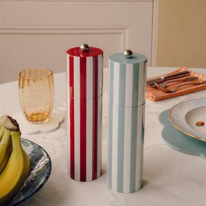 Moulin à sel et à poivre élégant en laque, forme cylindrique haute, design minimaliste moderne, parfait pour la décoration de table. - Product Image 4
