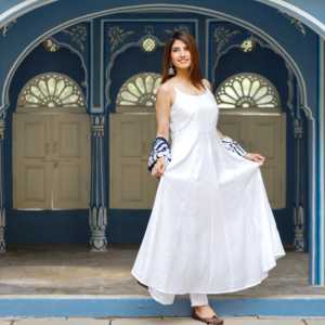 Conjunto de Traje de Satén Blanco de Verano, Talla XS - Product Image 1