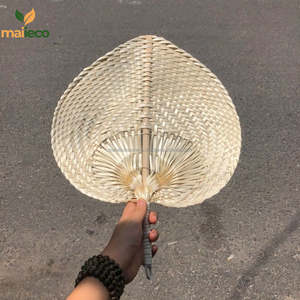 Venta al por mayor de Vietnam de alta calidad Maiieco diseño de corazón impreso al por mayor artesanía abanicos de mano de tejido de bambú para decoración del hogar - Product Image 3