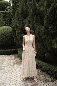 เดรสยาวลายดอกไม้แขนกุดสำหรับผู้หญิง คอวีทรงเอเข้ารูป ระบายอากาศได้ดี เหมาะสำหรับใส่ลำลองในฤดูร้อน สไตล์วินเทจ รุ่น EMILY - Product Image 2