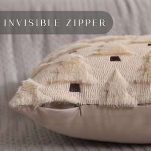 Set di 2 Copricuscini Natalizi 18x18 Pollici in Morbida Pelliccia Sintetica Beige, Decorazioni Eleganti per Natale - Product Image 3