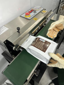 Bold Robusta & arabica เมล็ดกาแฟคั่วเข้มบรรจุในถุง - Product Image 4