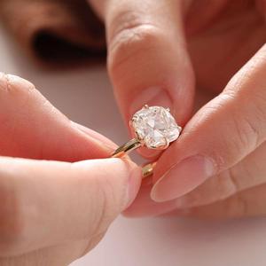 Anillo de oro amarillo de 14K con diamante cultivado en laboratorio de 3 quilates con corte minero antiguo, certificado IGI, de lujo, con engaste floral de 6 puntas, solitario, anillo de boda - Product Image 3