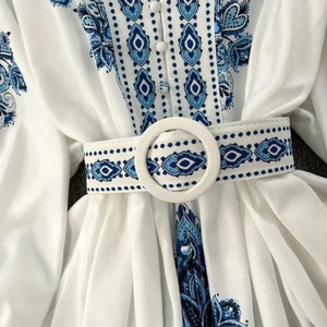 Robe à manches bouffantes à fleurs bleues et blanches - Product Image 2