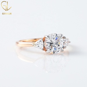 Bague de fiançailles en argent 925 avec moissanite, trois pierres, coupe ronde avec pierres latérales taille triligne, bague de mariage en diamant - Product Image 3