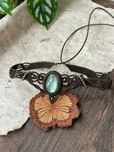 Collar clásico de macramé marrón hecho a mano con cuentas de jade y piedras curativas ajustables. - Product Image 2