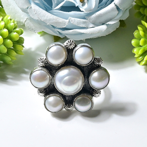 Bague vintage pour femme en argent oxydé plaqué, avec cabochon en nacre et pierre précieuse en perle sertie clos, faite à la main - Product Image 4