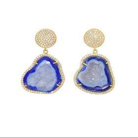 Boucles d'oreilles en argent sterling 925 plaqué or 18 carats avec géode bleue sertie à griffes et zircone cubique intégrée - Product Image 4
