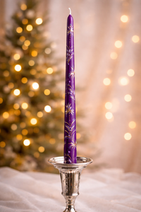 Vela Cónica Púrpura de Lujo Pintada a Mano con Diseño Floral Dorado, Aroma a Rosas, Cera de Parafina sin Humo para Bodas, Cumpleaños, Navidad - Product Image 3