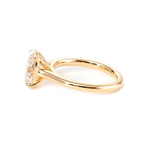 Anillo de Compromiso con Diamante Ovalado de Laboratorio de 2 Quilates, Oro Amarillo de 14K, Engaste Catedral de Alto Perfil, Joyería Sostenible Certificada por IGI - Product Image 2