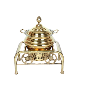 Élégant et brillant, ce réchaud rond en laiton est doté d'un couvercle en verre transparent et d'une base carrée ornée, disponible au prix de gros. - Product Image 5
